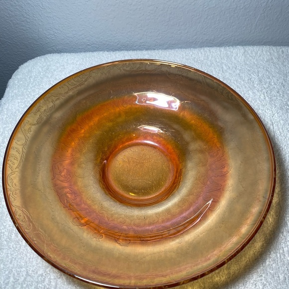 11" amber glass plate/bowl with etched design on bottom - Picture 4 of 7